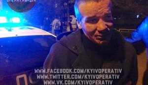 Дівчатка-підлітки влаштували самосуд над грабіжником, що викрав телефон, а після покарання - подзвонили поліцейським. ФОТО + ВІДЕО