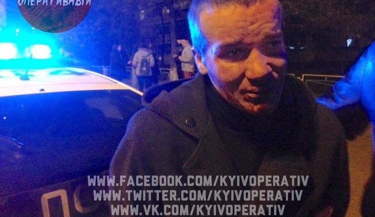 Дівчатка-підлітки влаштували самосуд над грабіжником, що викрав телефон, а після покарання - подзвонили поліцейським. ФОТО + ВІДЕО