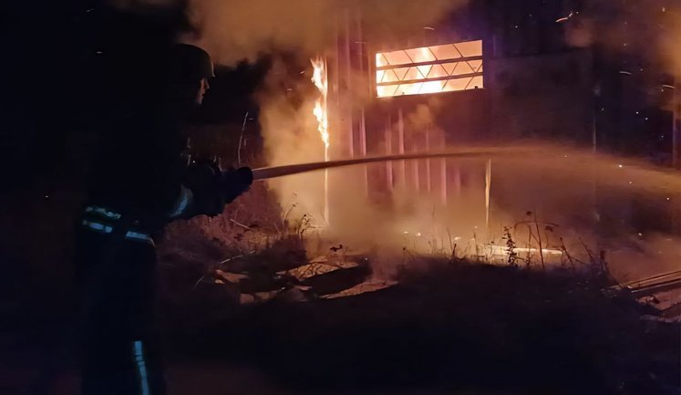 Рашисти вночі гатили по Нікопольщині та Синельниківщині: горів будинок, пошкоджено авто рятувальників. ФОТО