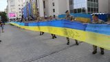 Рекорд України: найдовший прапор з автографами воїнів АТО й ООС у Херсоні. ФОТОрепортаж