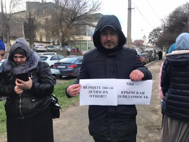 Папірців боїтеся? - окупанти затримали учасника флешмобу на підтримку заарештованих кримськотатарських активістів Таїра Ібрагімова 04