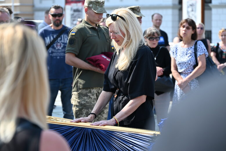 Із загиблим воїном, майданівцем Павлом Каленіченком попрощалися на Майдані Незалежності 16