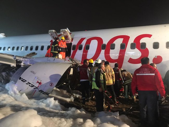 В Стамбуле три человека погибли при крушении самолета Pegasus Airlines 05