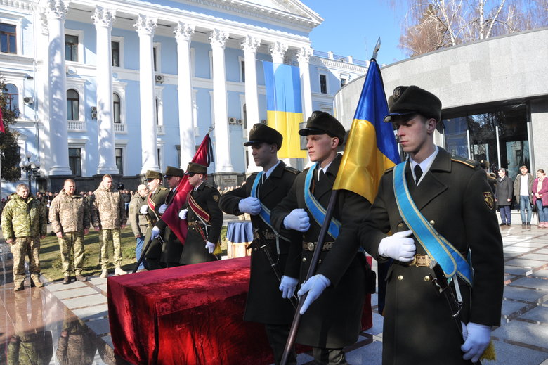 В Києві попрощалися із загиблим внаслідок російського обстрілу розвідником 30-ї ОМБр Антоном Сидоровим 13
