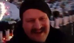 чоловік котрий вимагає прибрати прапорці пам’яті із Майдану у Києві