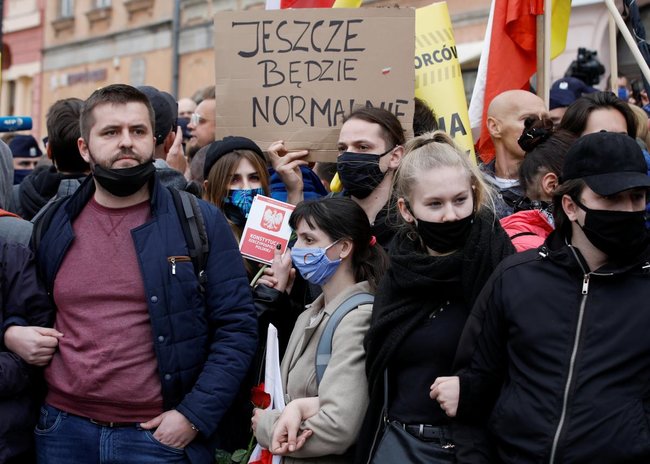 У Варшаві поліція розігнала антикарантинний протест: застосовувався сльозогінний газ, майже 400 затриманих 03