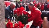 Симоненко возложил цветы Ильичу, прошел в колонне с барабанщицами и "ухом", и выступил против грабительских реформ своих партнеров. ФОТОрепортаж