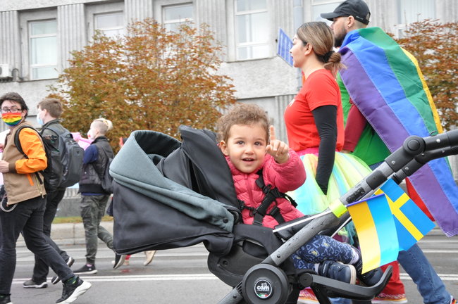 Руху ЛГБТ-маршу намагалася перешкодити жінка, яка лягла на асфальт і кричала про перетворення хлопчиків на геїв 22