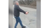Мужчина в Бердянске голыми руками переносит мину российских оккупантов, которую войска РФ установили у моста. ВИДЕО