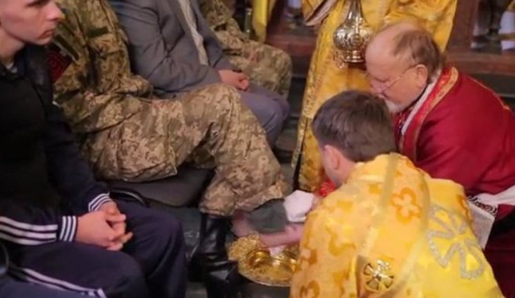 Lviv Bishop of Ukrainian Greek Catholic Church washed the feet of 12 Ukrainian soldiers wounded in Donbas. VIDEO