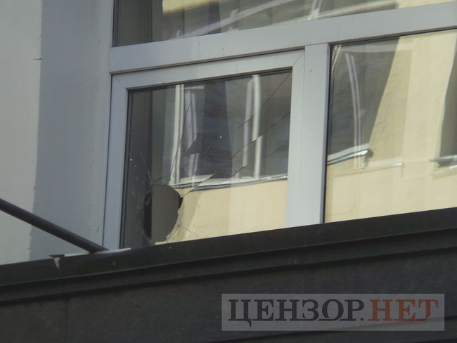 Під час мітингу під ГПУ проти екстрадиції в РФ Тумгоєва сталися сутички: мітингувальники бють вікна, їх у відповідь поливають водою зі шлангів 41