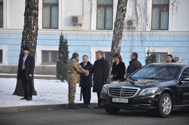 Порошенко: На вышке ДАПа будет развиваться украинский флаг, который киборги поднимали под пулями и снарядами 06