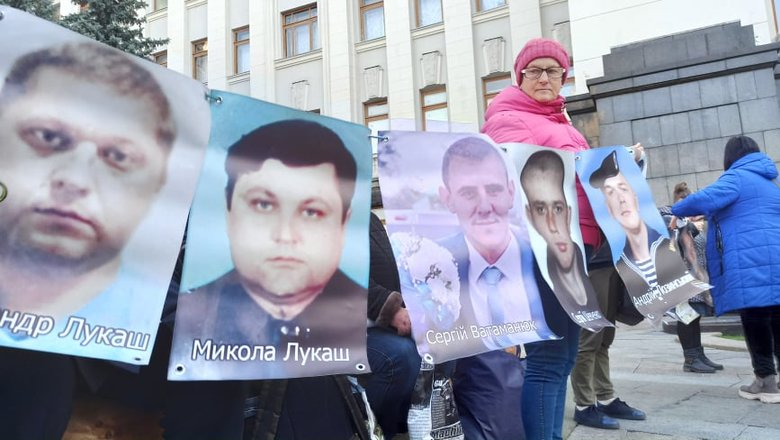 Україно, МИ Є: рідні українських полонених і зниклих без вісті на Донбасі пікетують ОП - матері заявили, що стоятимуть на Банковій 72 години 08 Україно, МИ Є: рідні українських полонених і зниклих без вісті на Донбасі пікетують ОП - матері заявили, що стоятимуть на Банковій 72 години 08