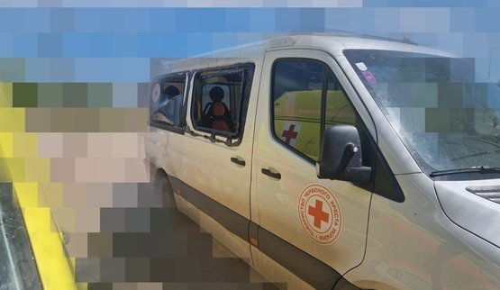 Херсонщина: російський дрон атакував транспорт Червоного Хреста, поранено волонтера