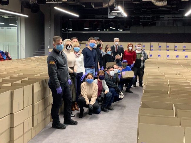 3 тисячі продуктових наборів від Фонду Порошенка відправлено пенсіонерам і людям з інвалідністю по всій Україні 04