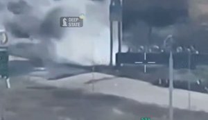 Рашисти на стелі перед в’їздом у Покровськ встановили триколор: ЗСУ його знищили. ВIДЕО