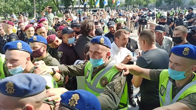 Слуги русификации и Меняю мову на рубли: на акции под ВР произошла стычка - правоохранители пытались задержать митингующего 26