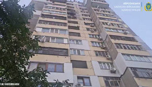 Росіяни атакували ударним дроном багатоповерхівку у Центральному районі Херсона, - ОВА. ВIДЕО