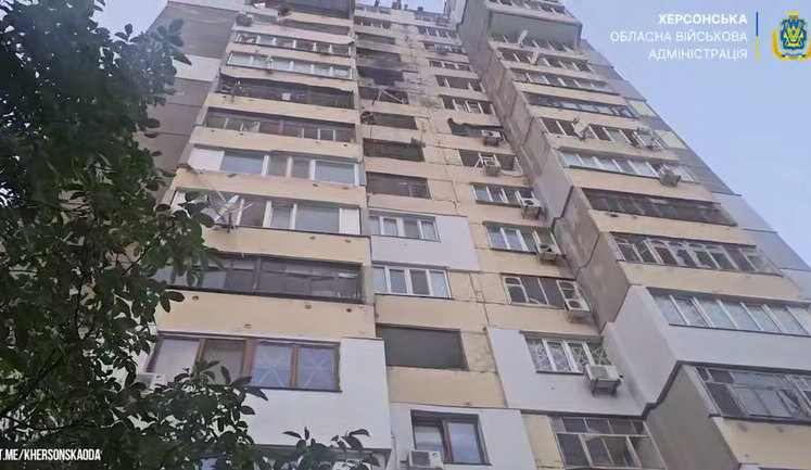 Росіяни атакували ударним дроном багатоповерхівку у Центральному районі Херсона, - ОВА. ВIДЕО