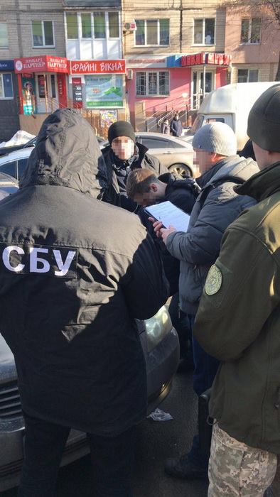 Двоє поліцейських погрожували сфабрикувати справу проти вінничанина, якщо той не заплатить 6 тисяч гривень, - СБУ 04 Двоє поліцейських погрожували сфабрикувати справу проти вінничанина, якщо той не заплатить 6 тисяч гривень, - СБУ 04