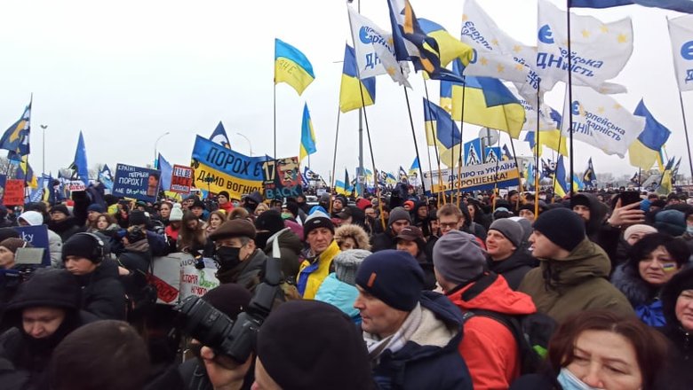 Прихильники Порошенка зібралися біля аеропорту Київ 21