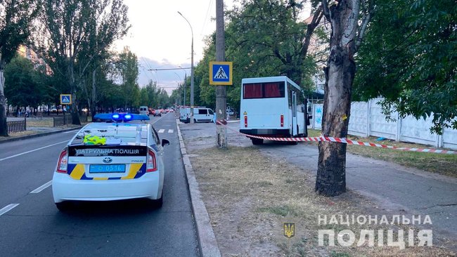 У Миколаєві маршрутка врізалася в дерево, 9 осіб госпіталізовано, - Нацполіція 01