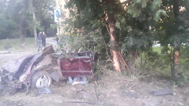 У Львові 21-річна дівчина на Mercedes, намагаючись втекти з місця ДТП, врізалася в дерево і загинула 02