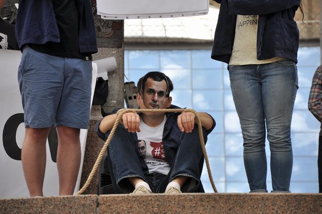 Save Oleg Sentsov: активісти в масках Сенцова, Трампа, Меркель і Путіна організували перфоманс на Майдані 11 Save Oleg Sentsov: активісти в масках Сенцова, Трампа, Меркель і Путіна організували перфоманс на Майдані 11