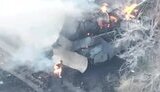 россиянин выскакивает из горящего танка