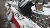 В центре Киева из асфальта торчит легковой автомобиль. ФОТО