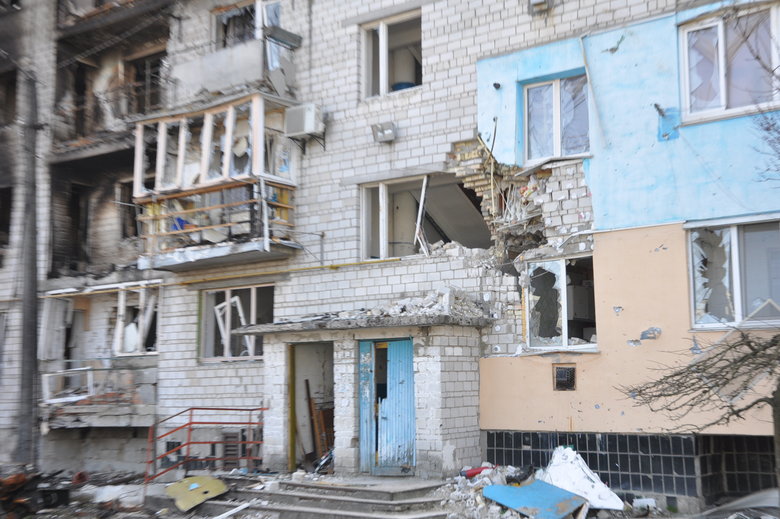 Розбомблені будинки, школа, бібліотека, вирви на дорогах та потрощені автомобілі: наслідки російської окупації в Макарові 12