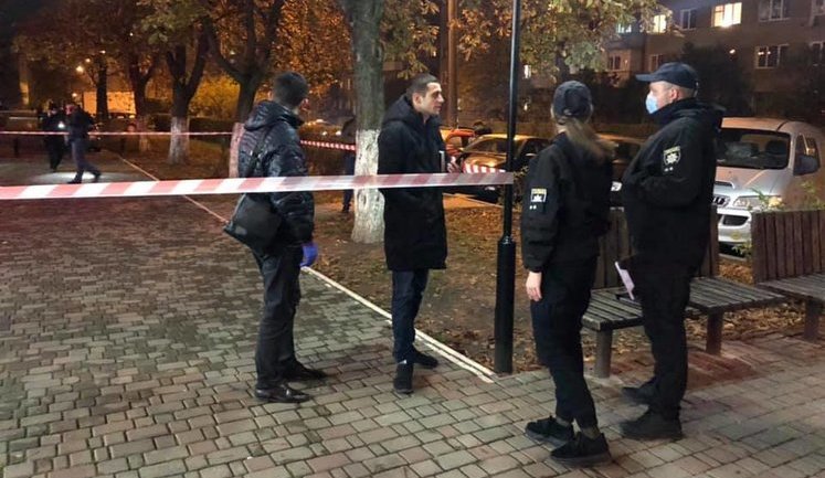 Чоловік відкрив вогонь і поранив двох містян на околиці Івано-Франківська. ФОТО