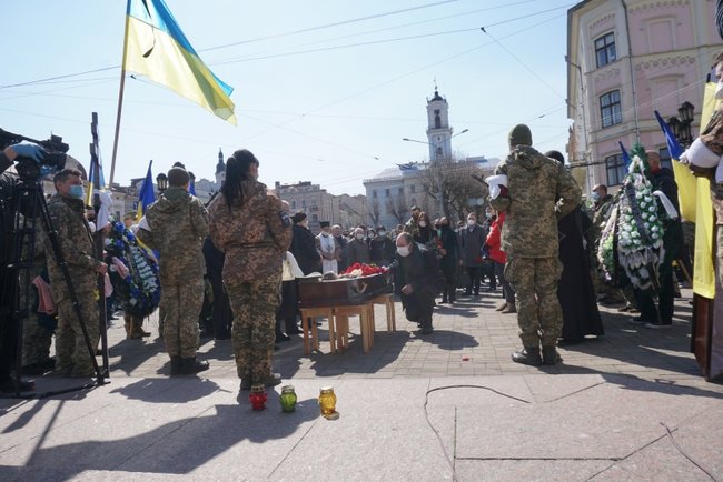 С погибшим на Донбассе украинским воином Андреем Маланчуком попрощались в Черновцах 02