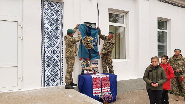 Меморіальні дошки двом полеглим воїнам 36-ї ОБрМП відкрили в Миколаєві 05