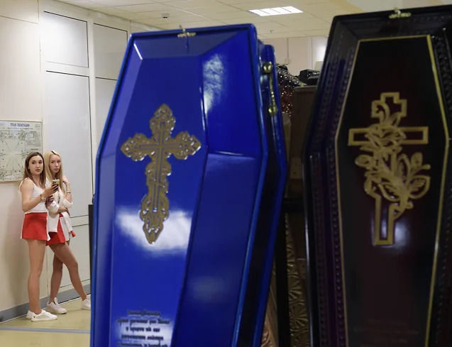 В Москве проходит выставка ритуальных услуг: Презентовали новые модели трун и провели шоу-показ траурной моды 03