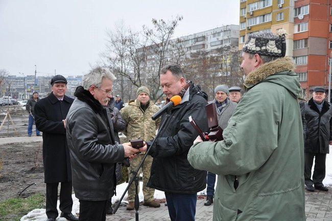 Учасники АТО та мешканці Києва поклали на Троєщині квіти до памятника Воїну-добровольцю 13