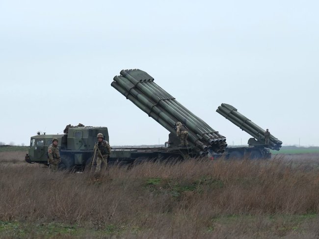 Ракетні підрозділи на Херсонщині навчалися знищувати противника за допомогою Смерчів, - командування ОС 01