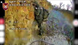 Рашист подпер головой стену во рву и ждет поражения: дроны 46-й бригады ликвидировали оккупанта. ВИДЕО