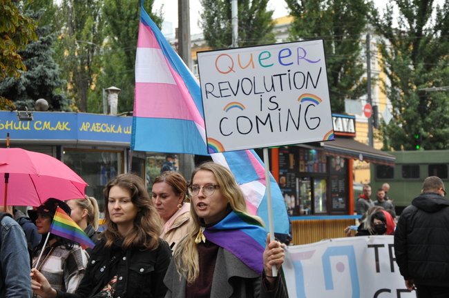 Руху ЛГБТ-маршу намагалася перешкодити жінка, яка лягла на асфальт і кричала про перетворення хлопчиків на геїв 08