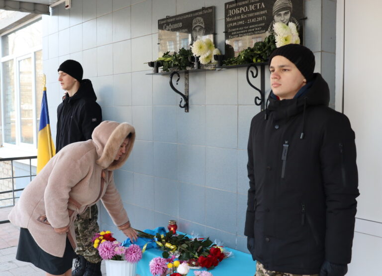 Меморіальну дошку на честь українського воїна Євгенія Сафонова відкрили у Павлограді 03