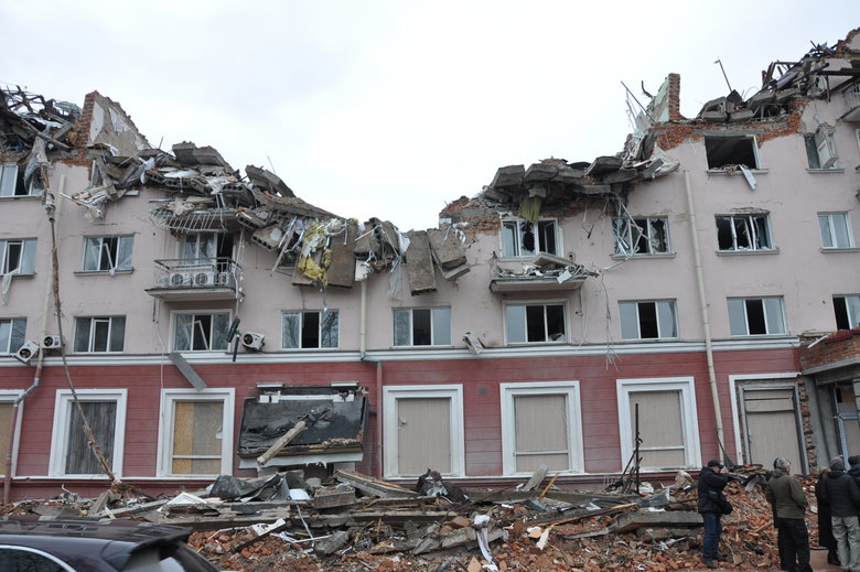 Кількаметрові вирви та зруйновані вщент будинки: Наслідки обстрілу Чернігова російськими окупантами 33