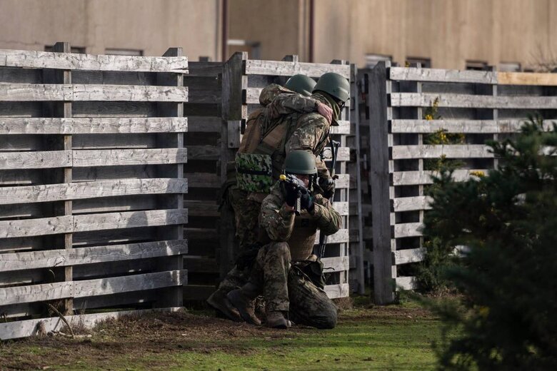Ukrainian soldiers practice offensive and defensive actions in Britain 05