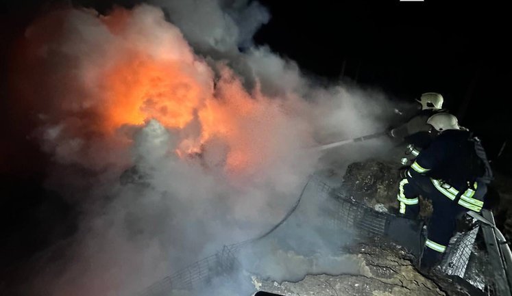 Ворог завдав цинічного удару по енергетичній інфраструктурі Одещини: була пожежа. ФОТОрепортаж