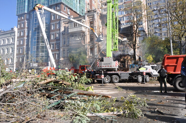 At site of kamikaze drone attack in Kyiv, rubble is being cleared 29