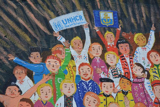 Mitten of peace: Japanese artist together with children from occupied territories made mural in Mariupol 02