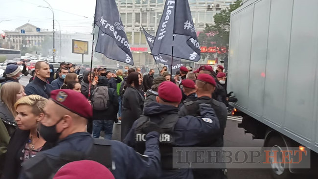Учасники акції на підтримку Антоненка намагалися перешкодити виїхати машині із заарештованим з подвір’я суду 20 Учасники акції на підтримку Антоненка намагалися перешкодити виїхати машині із заарештованим з подвір’я суду 20