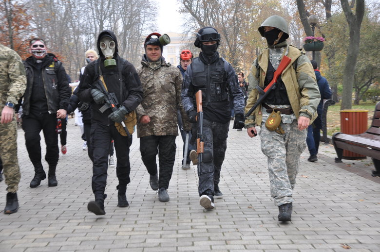 Парад зомбі напередодні Геловіну пройшов у центрі Києва 01