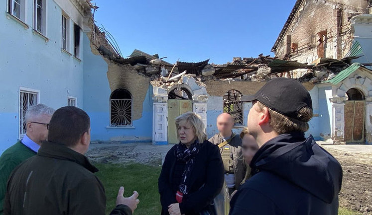 Еврокомиссар Миятович требует прекратить обстрелы городов в Украине и справедливости для пленных бойцов. ФОТОрепортаж