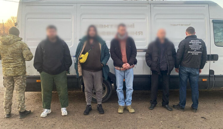 Приховав трьох ухилянтів серед товару: на Одещині затримано водія, який незаконно доставляв чоловіків до Молдови, - ДПСУ. ФОТО