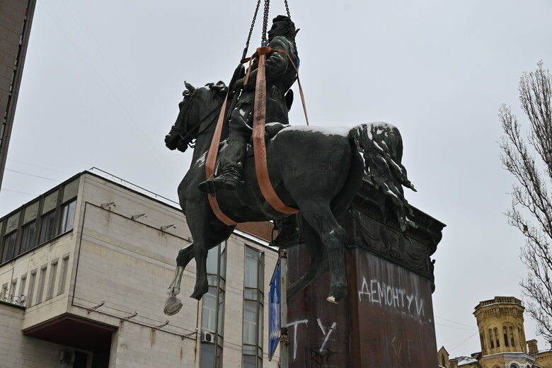 Демонтаж памятника Щорсу в центре Киева 14